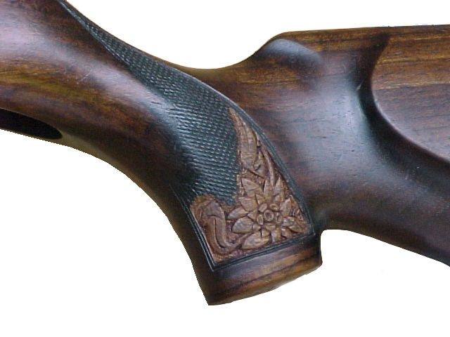 Le banc fustier : Detail Crosse sculptée avec edelweiss poignée pistolet