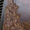 Le banc fustier : Détail Crosse sculptée avec edelweiss