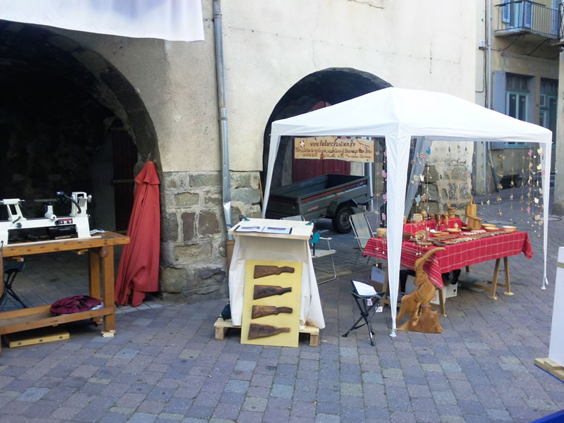 Le banc fustier : Stand de l atelier du banc fustier à la fête du terroir à saint bonnet le 8 aout 2010