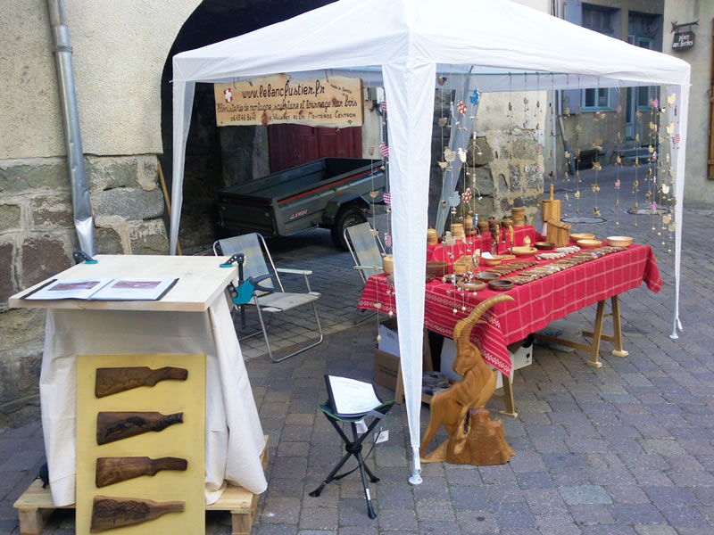 Le banc fustier : Stand de l’atelier du banc fustier a la fête du terroir à Saint Bonnet le 8 aout 2010