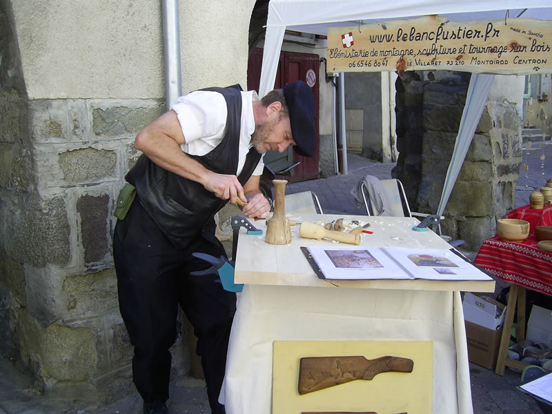 Le banc fustier : Laurent MARTIN en train de sculpter un bas-relief à la fête du terroir à saint Bonnet le 8 aout 2010