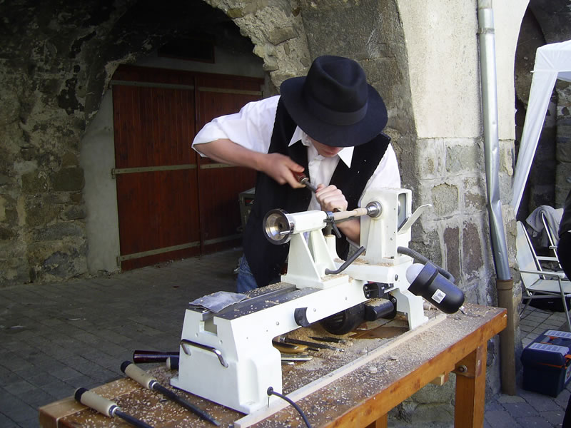 Le banc fustier : Andréas MARTIN en train de tourner une cuillère à miel à la fête du terroir à saint Bonnet le 8 aout 2010