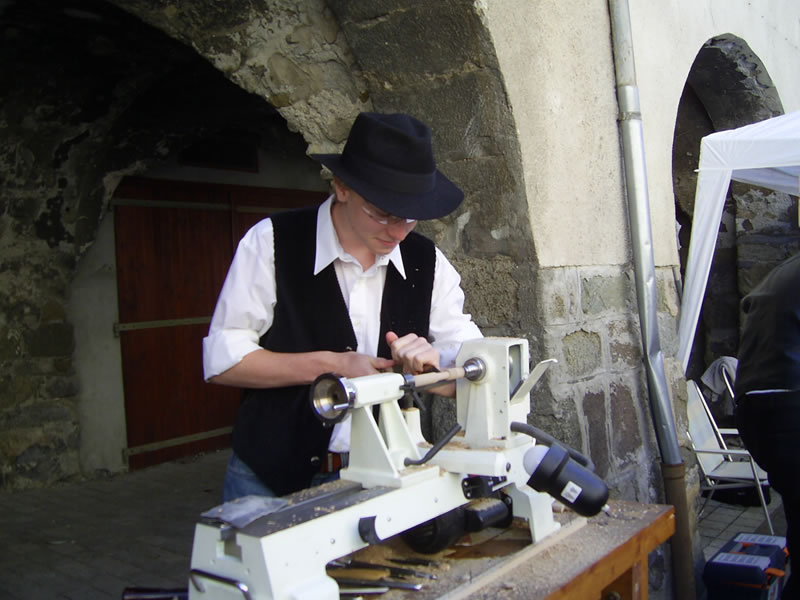 Le banc fustier : Andréas MARTIN en train de tourner une cuillère a miel à la fête du terroir à saint Bonnet le 8 aout 2010