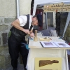 Le banc fustier : Laurent MARTIN en train de sculpter un bas-relief à la fête du terroir à saint Bonnet le 8 aout 2010