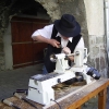 Le banc fustier : Andréas MARTIN en train de tourner une cuillère à miel à la fête du terroir à saint Bonnet le 8 aout 2010