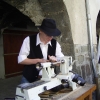 Le banc fustier : Andréas MARTIN en train de tourner une cuillère a miel à la fête du terroir à saint Bonnet le 8 aout 2010