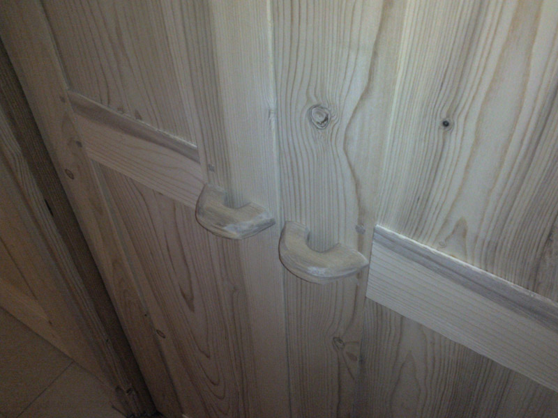 le banc fustier : Portes de placard en chablis detail poignees en bois