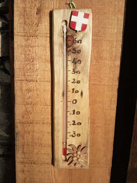 Le banc fustier : Thermomètre en chablis avec edelweiss et croix de Savoie