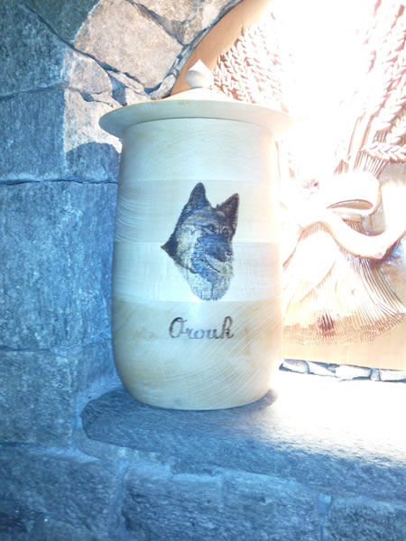 Le banc fustier : Portrait de chien loup sur urne funéraire en hêtre