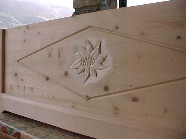 Le banc fustier : Edelweiss sculpte sur coffre
