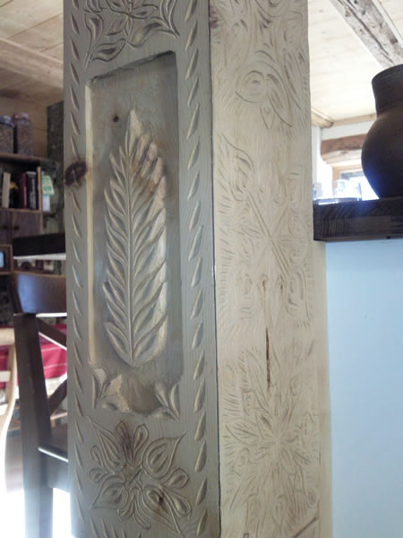 Le banc fustier : Détail pilier en arolle sculpte