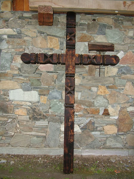 Le banc fustier : Croix sculptée Savoyarde