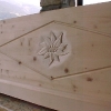 Le banc fustier : Edelweiss sculpte sur coffre