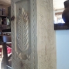 Le banc fustier : Détail pilier en arolle sculpte