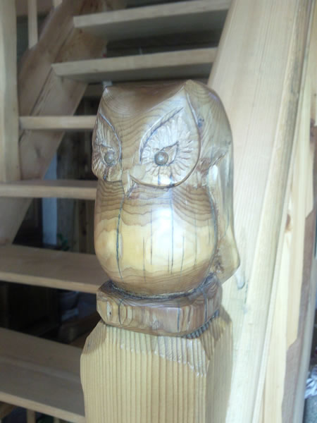 Le banc fustier : Hibou en bois d’if pose sur poteau de rambarde d escalier