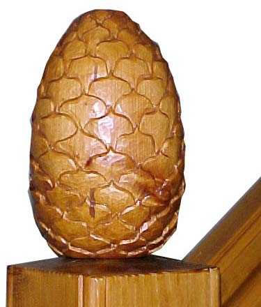 Le banc fustier : Pomme de pin en arolle posée sur poteau de rambarde d’escalier